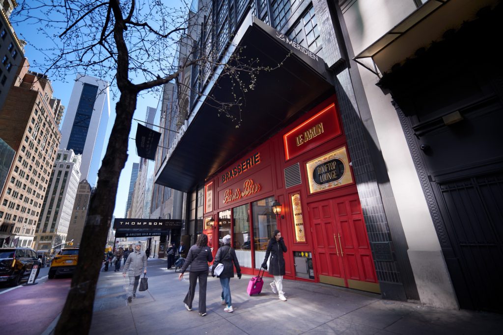 Le Meridien - Lobby entrance
